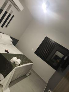 a bedroom with a bed with two white towels on it at Bangalô Grandes Lagos in Santa Clara dʼOeste