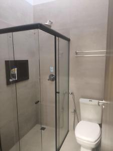 a bathroom with a shower and a toilet at Bangalô Grandes Lagos in Santa Clara dʼOeste