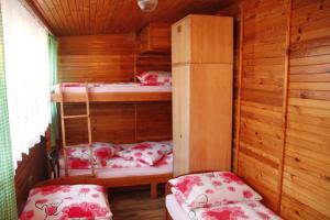 מיטה או מיטות קומותיים בחדר ב-U Waci