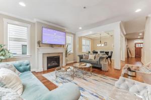a living room with a couch and a fireplace at Spacious family and kids friendly house with backyard, fireplace, grill perfect for work crews in Beaverton