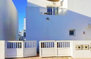 a blue wall with two white fences in a room at Acogedor Miniestudio en Playa Honda in Playa Honda