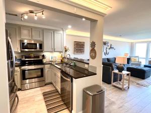 Una cocina y una sala de estar con un sofá y una mesa. en 2112 Landfall Way, en Seabrook Island 22 fotos más