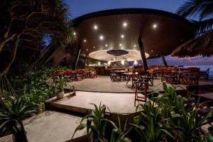 Un restaurant sau alt loc unde se poate mânca la Hotel Komune and Beach Club Bali
