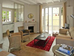 Una sala de estar con una mesa y una chimenea. en Charming Home in Carnac near Sandy Beach, en Carnac