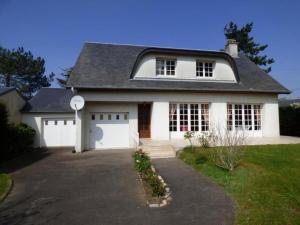 una gran casa blanca con garaje en Charming Home in Carnac near Sandy Beach, en Carnac