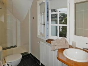 Un baño con lavabo, inodoro y ventana. en Charming Home in Carnac near Sandy Beach, en Carnac 33 fotos más