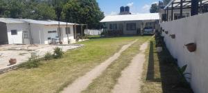 un camino de tierra en un patio al lado de una casa en Cabañas cochico, en Villa Carlos Paz 3 fotos más
