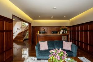 ボゴタにあるHotel bh La Quintaのリビングルーム(青いソファ付)