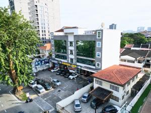 an overhead view of a building with a parking lot at Grand Inn Hotel - Macalister Road in George Town