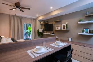 ein Esszimmer mit einem Tisch mit 2 Stühlen und einem Sofa in der Unterkunft Condesa Luxury Lofts 1210 in Mexiko-Stadt