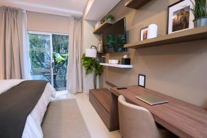 ein Schlafzimmer mit einem Schreibtisch und einem Laptop darauf in der Unterkunft Condesa Luxury Lofts 1210 in Mexiko-Stadt