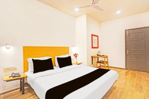 ラクナウにあるSuper Townhouse Mukut Bazarの部屋の中に大きなベッドがある寝室