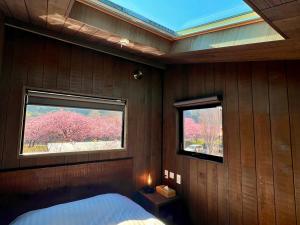 Ένα ή περισσότερα κρεβάτια σε δωμάτιο στο Tiny Base The River HOUSE & TRAILER