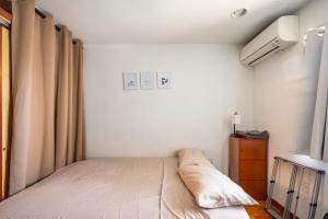 BEST LOCATION IN QUEENS, Everything is near by客房内的一张或多张床位