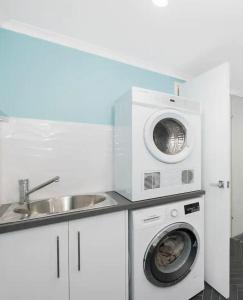 Η κουζίνα ή μικρή κουζίνα στο Central stylish Strand Apartment