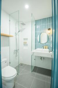 a bathroom with a toilet and a sink and a mirror at Gần hồ bơi gần biển Novaworld Phan Thiết Bình Thuận 4 PN phòng ngủ in Bình Tú