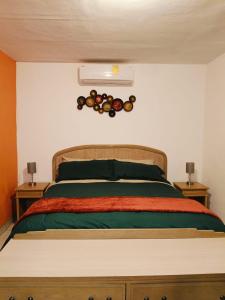 una camera da letto con un letto con due comodini e due tavoli di loft rosy a Puerto Peñasco