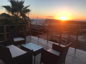 un balcone con tavolo e sedie da cui ammirare il tramonto di loft rosy a Puerto Peñasco