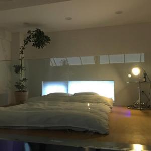 Postel nebo postele na pokoji v ubytování A private space in the western village of Jeju, where you can see the ocean of Aewol and Hallasan, pet-friendly