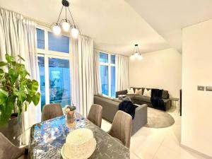Posezení v ubytování Amazing 3BHK Townhouse in Damac Hills 2 upto 10PLL
