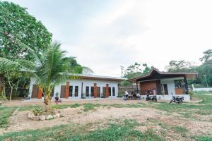 Κήπος έξω από το Orchrd Lodge