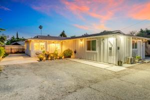 エルモンテにあるSpacious 3BR Modern Home in LA Perfect for Familyの大白い家