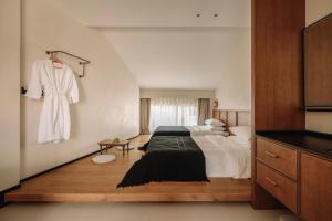 ein Schlafzimmer mit einem Bett und einem an der Wand hängenden Bademantel in der Unterkunft Shine on in Kunshan