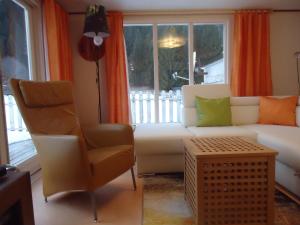 uma sala de estar com um sofá e uma cadeira em Mobilhome Mallnitz em Mallnitz