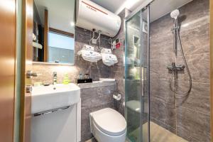 Een badkamer bij BORUISI Plaza Residence Apartment - Shenzhen Futian Convention & Exhibition Center