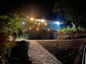 een huis 's nachts verlicht met lichtjes bij Casa Mariposa Ometepe Suite in Santa Cruz