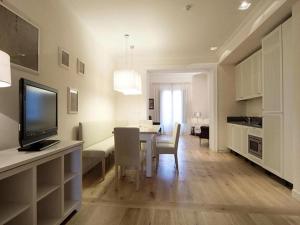 リニャーノ・スッラルノにあるApartment in Tuscany with Large Poolのテーブルとダイニングルームのあるリビングルーム