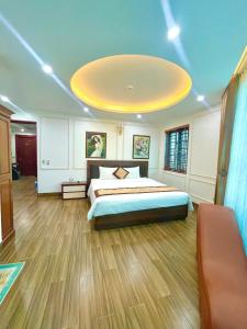 a bedroom with a large bed with a large ceiling at Trang Anh Hotel Bắc Giang in Bắc Giang +35 photos