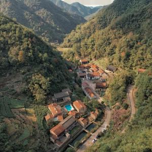 eine Luftansicht eines Dorfes in einem Berg in der Unterkunft Jiuli Countryside Boutique resort in Xinchang