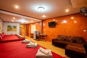 TV a/nebo společenská místnost v ubytování Phumthada Rommanee Krabi Resort