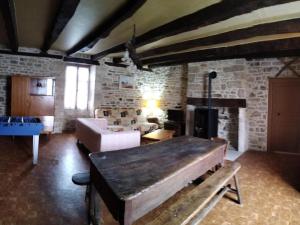 una sala de estar con un sofá y una mesa en Maison périgourdine familiale proche sites préhistoriques - FR-1-616-291, en Grèzes