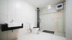 Koupelna v ubytování Spacious 2BR at The Via and The Vue Apartment Surabaya By Travelio