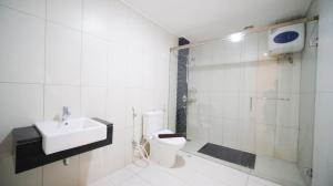 Koupelna v ubytování Spacious 2BR at The Via and The Vue Apartment Surabaya By Travelio