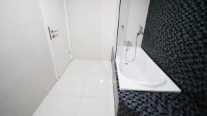 Koupelna v ubytování Spacious 2BR at The Via and The Vue Apartment Surabaya By Travelio