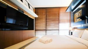 Postel nebo postele na pokoji v ubytování Spacious 2BR at The Via and The Vue Apartment Surabaya By Travelio