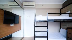 Postel nebo postele na pokoji v ubytování Spacious 2BR at The Via and The Vue Apartment Surabaya By Travelio