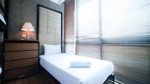 Postel nebo postele na pokoji v ubytování Spacious 2BR at The Via and The Vue Apartment Surabaya By Travelio