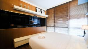 Postel nebo postele na pokoji v ubytování Spacious 2BR at The Via and The Vue Apartment Surabaya By Travelio