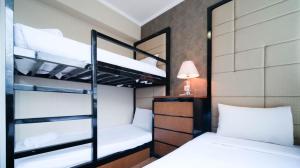 Postel nebo postele na pokoji v ubytování Spacious 2BR at The Via and The Vue Apartment Surabaya By Travelio