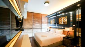 Postel nebo postele na pokoji v ubytování Spacious 2BR at The Via and The Vue Apartment Surabaya By Travelio