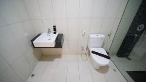 Koupelna v ubytování Spacious 2BR at The Via and The Vue Apartment Surabaya By Travelio