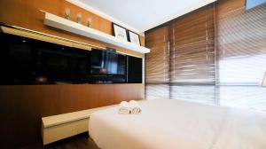 Postel nebo postele na pokoji v ubytování Spacious 2BR at The Via and The Vue Apartment Surabaya By Travelio
