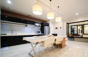 Kuchyň nebo kuchyňský kout v ubytování Spacious 2BR at The Via and The Vue Apartment Surabaya By Travelio