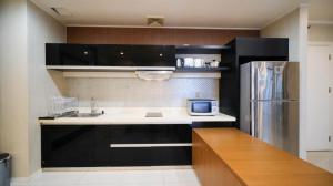 Kuchyň nebo kuchyňský kout v ubytování Spacious 2BR at The Via and The Vue Apartment Surabaya By Travelio