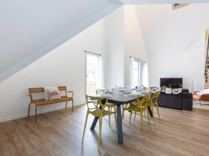 une salle à manger avec une table et des chaises jaunes dans l'établissement Grand Appartement Moderne, Proche Pistes, 8 Pers., Parking Inclus - FR-1-296-514, à Saint-Lary-Soulan