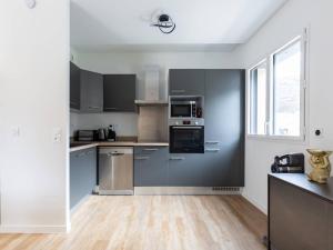 d'une cuisine équipée d'appareils en acier inoxydable et d'une fenêtre. dans l'établissement Grand Appartement Moderne, Proche Pistes, 8 Pers., Parking Inclus - FR-1-296-514, à Saint-Lary-Soulan 13 autres photos